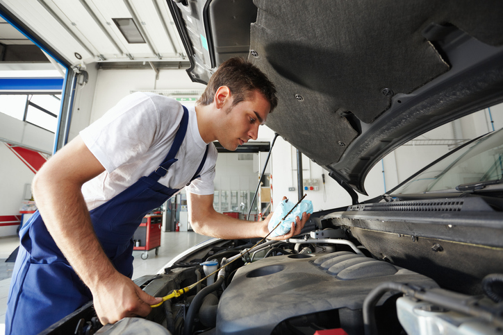Pursuing Auto Technician Courses? 4 Signs a Car's Oil Needs Changing