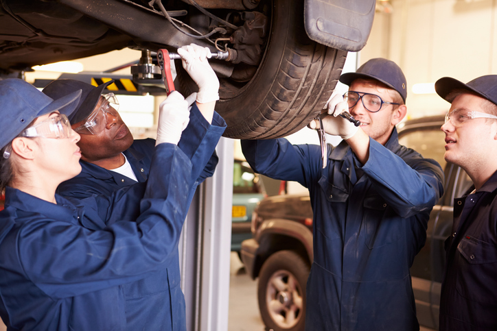 How to Select an Auto Mechanic Apprenticeship That'll Prepare You for