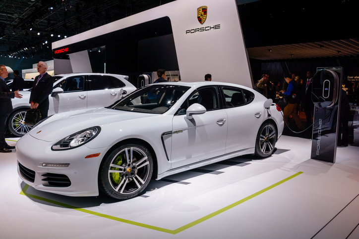 What the World s Fastest Hybrid Luxury Sedan Has in Store for Pros