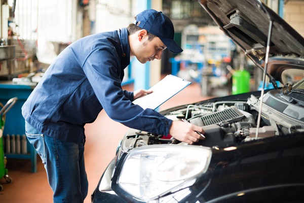 Formation. Quatre questions sur le métier de mécanicien automobile