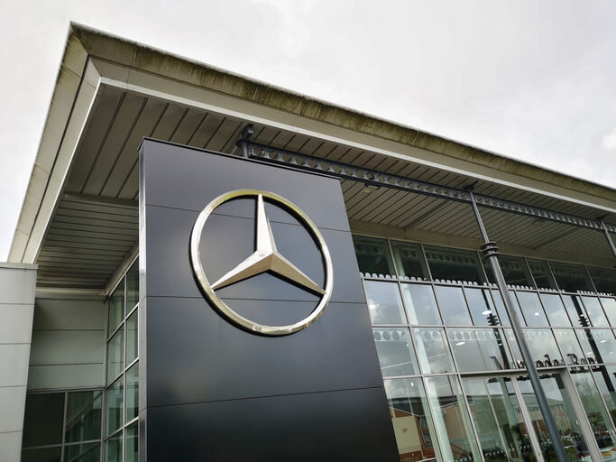 The Mercedes brand, one of those to be explored in hybrid and electrical mechanic training