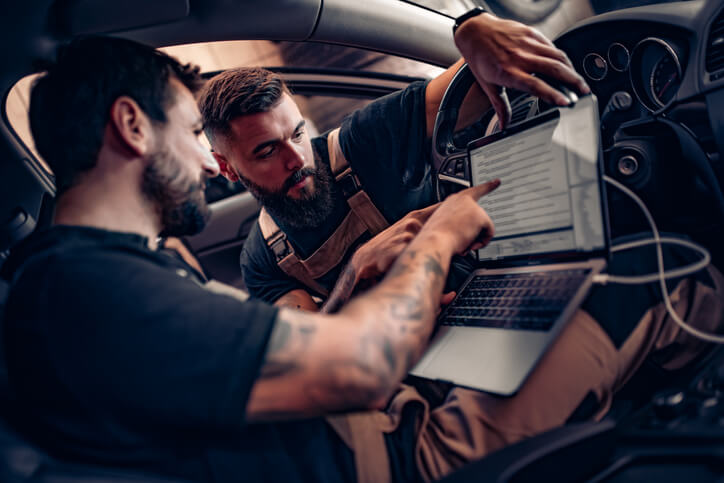 An auto mechanic student learning about steering system diagnostics