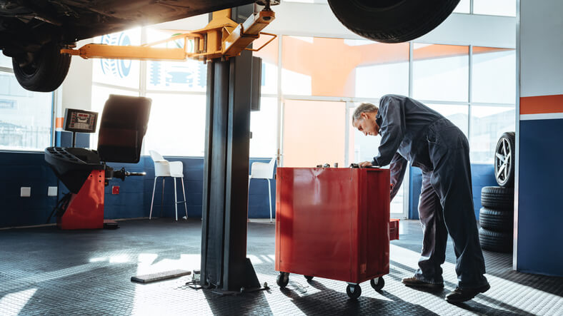 Auto mechanic training career path in independent garage