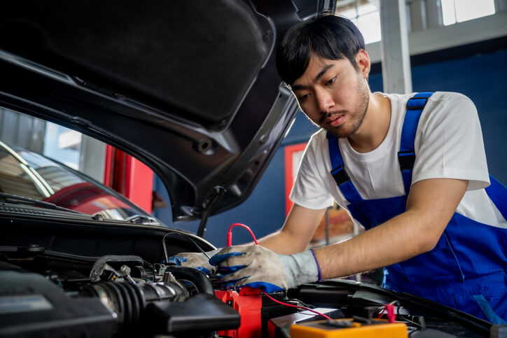 A hands-on hybrid technology training with diagnostic tools in a workshop