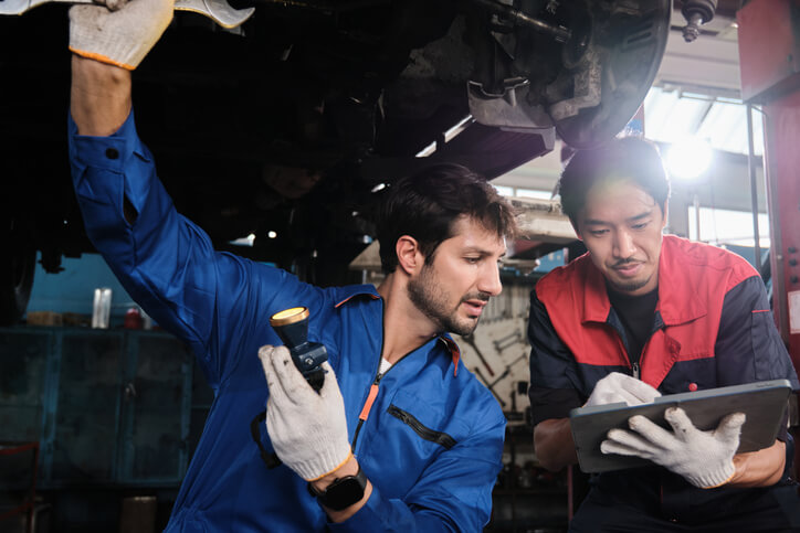 A technician diagnosing a battery drain issue using a parasitic draw test in a modern vehicle