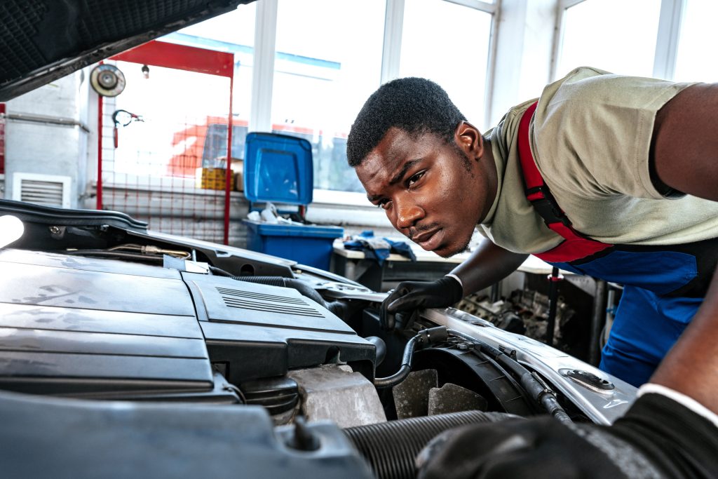 A technician identifying the engine layout and cylinder arrangement in a vehicle