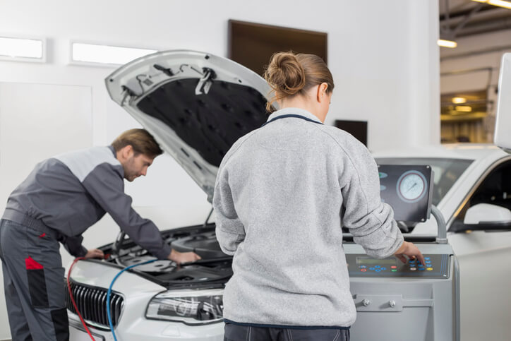 An automotive training student learning how performance testing supports diagnostics