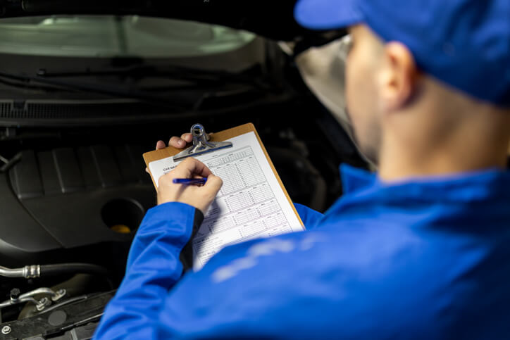 A mechanic performing a Quebec vehicle inspection
